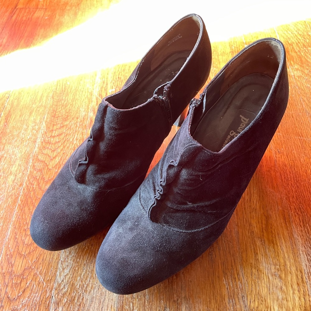 Paul Green Black Suede Ruffled ankle booties!